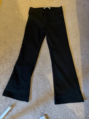 Jeans - Säljer dessa fina lågmidjade bootcut jeans, fickors där bak är inte riktiga, dom är uppstydda så dom passar någon som är runt 160 cm lång 💞