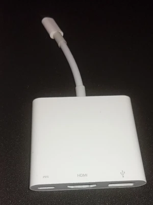 USB-C digital AV multiport-adapter - Vit USB-C digital AV multiport-adapter med HDMI, USB och USB-C-port. Perfekt för att koppla din laptop eller surfplatta till en extern skärm eller projektor. Smidig och kompakt design i plast, enkel att ta med i väskan.