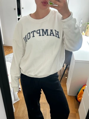 Sweatshirt - Säljer en vit sweatshirt med texten ”HAMPTON”. Storlek M. Använd fåtal gånger och är i acceptabelt skick. Skriv om du har frågor! 💖