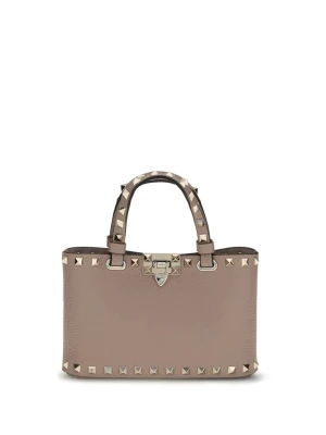 Valentino väska  - Handväskan Rockstud Shopping Mini från Valentino Garavani, tillverkad i granatrött kalvskinn, förenar funktionalitet och ikonisk stil i ett kompakt och elegant format. Nitar och metalldetaljer med platinafinish framhäver designen, medan hakeförslutningen ger både praktisk användning och säkerhet. Väskan är utrustad med handtag och en avtagbar kedja, vilket gör att den kan bäras i handen, över axeln eller tvärs över kroppen och därmed anpassas mångsidigt till alla tillfällen.