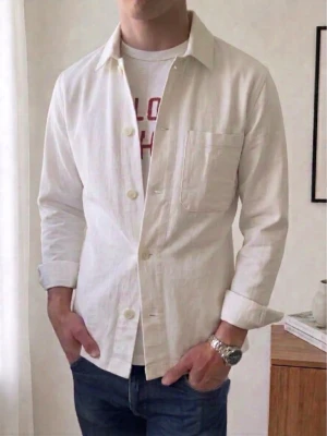 Beige Overshirt - Beige Overshirt sitter i strl S. Bra skick utan nära defekter och Hör gärna av er vid frågor elr funderingar!!