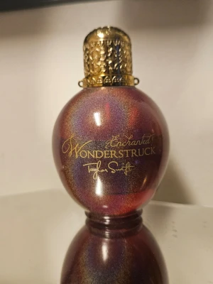 Taylor swift parfym - Enchanted Wonderstruck - Taylor Swift. En utgången parfym som inte längre produceras. Ni ser mängden som är kvar.
