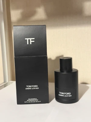 Tom Ford Ombré Leather parfym 100 ml - Tom Ford Ombré Leather är en lyxig parfym i en stilren, matt svart flaska med matchande svart kartong. Doften är djup och elegant, perfekt för dig som gillar exklusiva och moderna parfymer. Flaskan rymmer 100 ml och har en minimalistisk design.