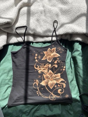 Custom designs - KÖP EJ! Hej, jag gör costumized plagg med ERA designs! Ifall ni vill ha lite bilder från mina tidigare bleached plagg så är det bara att fråga. Skriv vilken storlek på plagget och vilken design (skicka bild) Kan även göra t-shirts offshoulder  • T-shirt med normal design 190kr • Linne med normal design 170kr Osv!