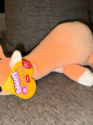 NY! Zuru Hug a Lumps gosedjur, Känguru 1.5 kg - Mjukdjur från ZURU Hug A Lumps, föreställande en känguru. Detta gosedjur är designat för att vara en kramgo kompis. Passar för barn från 3 år och väger 1,5kg!  Ny i kartong!