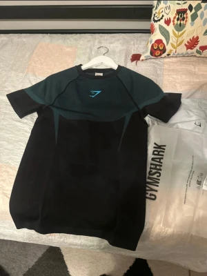 Gymshark Onyx, brand new blue. - Den är helt oanvänd, inte ens haft på mig den. Inte tränat i den så den är helt otvättad också. Asså dens hype kanske har gått ner men tycker den fortfarande toppar sig i sin kategori.