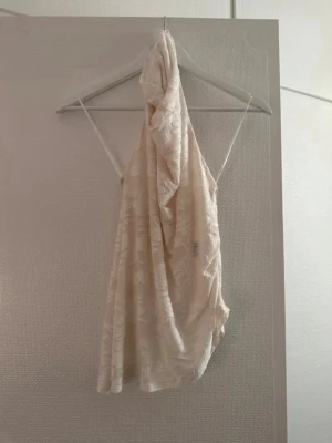 Vit spetsig halterneck linnetopp - Säljer denna jättefina halterneck toppen, aldrig använd💕