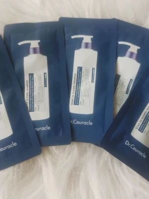 5 st Dr.Ceuracle Scalp DX Scaling Shampoo - 5st Dr.Ceuracle Scalp DX Scaling Shampoo.  Perfekt för dig som vill testa ett nytt schampo eller ha med på resan.🌸se gärna mina andra försäljningar också 💕 har även en med fyra stycken i om man vill ha även dessa🌸 10 ml i varje förpackning 