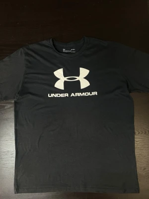T-shirt Under Armour - T-shirt Under Armour i storlek L i svart färg  A105