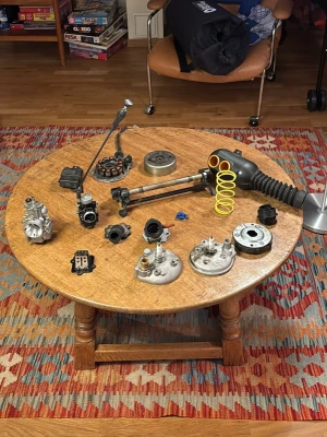 Aeroxdelar - Säljer ett blandat paket med mopeddelar och motordelar, bland annat förgasare, tändspole, variator, fjäder, och olika aluminium- och plastdetaljer. Perfekt för dig som gillar att meka eller behöver reservdelar till moped eller scooter.