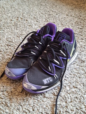 Nike Air Zoom Vapor x Kyrie 5, US Open (2019) Tennisskor  - Nike Air Zoom Vapor x Kyrie 5, US Open (2019) tennisskor i storlek 41. Knappt använda skicket är i princip som ny. Dessa skor var ett par limited edition när dem släpptes 2019 och är sjukt sällsynta nu, då det var en collab mellan basket och tennis. Skick: 10/10