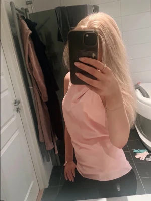 Halternecktopp zara - Topp från zara som inte säljs längre. Nytt skick med prislappen kvar, kom privat för mer frågor pris kan diskuteras 💞