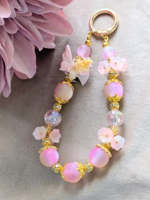 Väsksmycke / bagcharm  - Underbart väsksmycke i somriga färger. Rosa, guld, fjäril och blandade glasblommor.