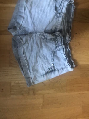 Grå shorts - Gråa shorts med fina design. Gjord av denim. En liten brasklapp: det är väldigt korta shorts.