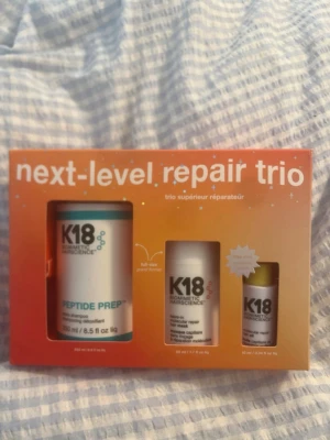 K18 Next-Level Repair Trio kit - K18 Next-Level Repair Trio är ett set med tre hårvårdsprodukter: Peptide Prep schampo, leave-in molecular repair mask och molecular repair oil. Förpackningen är orange med vita och turkosa detaljer. Perfekt för dig som vill boosta hårets styrka och glans. Aldrig öppnat eller använt. Skickar iväg paketet direkt efter köp för snabb leverans! 🌸