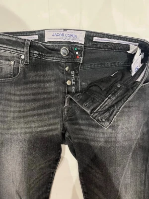 Jacob Cohen Jeans - Jacob Cohen 622 i riktigt fint skick, Storleken är W32. Säljer då de inte riktigt passar mig. Hör av er vid funderingar!