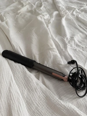 Remington plattong / locktång  - Remington One Straight & Curl Styler S6077, ett 2-i-1 verktyg som kan platta och locka håret. Den har keramiska plattor med turmalinbelaggning for att minska friss och en 32 mm lockcylinder. Utrustad med fem digitala temperaturinställningar mellan 150-230°C och värms upp på 20 sekunder. Verktyget har en unik "FlexiCover" som skjuts över plattorna för att förvandla den från plattång till locktång. Helt ny, endast använd två gånger. Ny pris 1000kr 