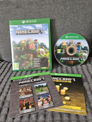 Minecraft Xbox One spel - Minecraft till Xbox One med grön plastfodral, spelmanual och skiva. Omslaget har den klassiska blockiga Minecraft-designen med figurer och djur. Perfekt för dig som gillar äventyr och kreativt byggande i en öppen värld.