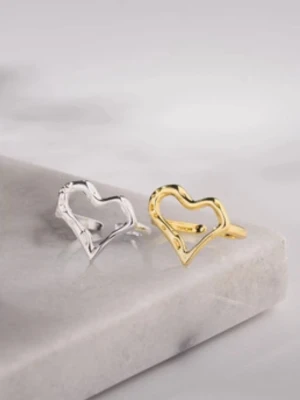 guldig ring med hjärtformad design - guldig ring i hjärtformad design, 
