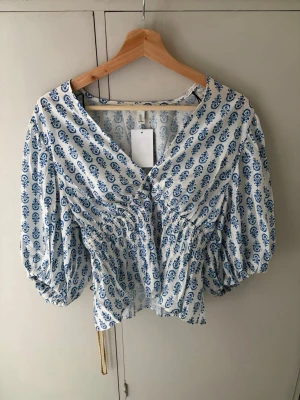 Hm blus  - Storlek L men prislappen kvar, köpt här på vinted men passade tyvärr inte💞priset går att diskuteras