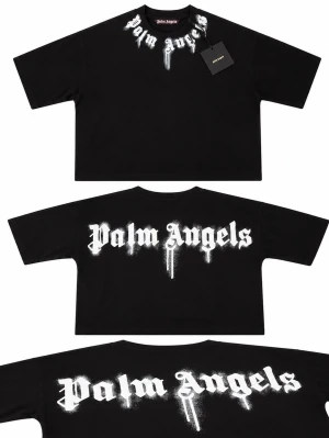 Palm Angels svart t-shirt - Svart t-shirt från Palm Angels med vit logga i graffiti-stil tryckt både fram vid halsen och stort på ryggen. Oversized passform och korta ärmar. Perfekt för dig som gillar streetwear och vill sticka ut med en fet logga.
