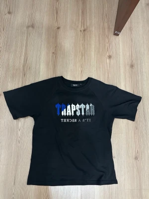 Svart Trapstar t-shirt med tryck - Mått kan skickas vid intresse! Öppen för frågor och byten! 