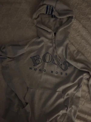 Grå hoodie Hugo Boss - Knappt använd, snyggaste modellen enligt mig väldigt stilren och som ny. Passar som M och L
