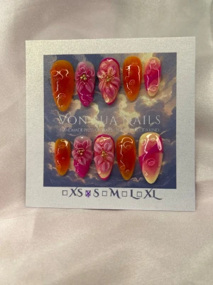 Sunset (S);Medium Almond - Unika handgjorda press-on naglar i en medium lång mandelform med handmålat mönster i rosa, orange och gult. Naglarna har handgjorda 3D-blommor, swirl-detaljer och små gulddetaljer i mitten av blommorna. Perfekt för dig som vill ha en färgstark och kreativ look.S: 15 mm, 11,5 mm, 12 mm, 11 mm, 9 mm 