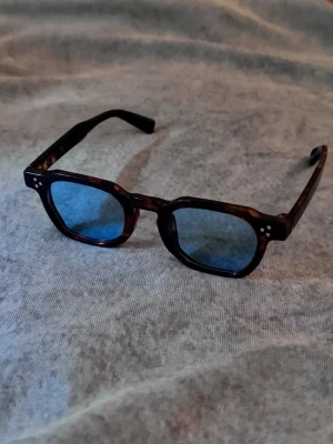 Tortoise Blue Shades - Mörkbruna bågar, blåa linser