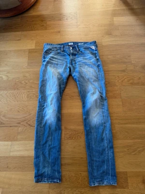 Vintage replay jeans - Säljer ett par vintage replay jeans i storlek 32/34 feta fades och wear tveka inte på att höra av er