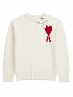 AMI Paris Stickad Tröja - ❤️ AMI Paris Stickad Tröja – Off White ❤️  💎 Helt ny – med tags kvar! ✅ Perfekt skick utan anmärkningar. 🤍 Stilren off white stickad tröja med ikonisk röd hjärtlogga och “A” på bröstet. Mjuk, exklusiv känsla och en tidlös design som passar till allt. 📦 Skickas snabbt, oftast inom 24h 🚛 💸 Pris kan diskuteras vid snabb affär. 💬 Hör av dig vid frågor eller om du vill ha fler bilder! 🤝