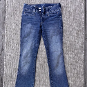 Blå bootcut jeans med låg midja - Säljer ett par snygga blå jeans med bootcut-modell och låg midja.  Storlek 164 och i väldigt bra skick💗.