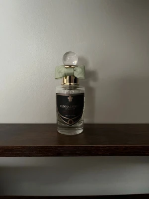 Penhaligons Halfeti - Säljer min Penhaligons Halfeti då den inte längre kommer till användning. Det är cirka 22/30ml kvar. Hör av er om ni har några frågor! :)