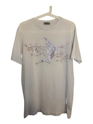 Dior t-shirt Sorayama Robot - Skriv för fler bilder  Färg - Vit  Märke - Dior  Storlek - S  Skick- Väldigt bra skick