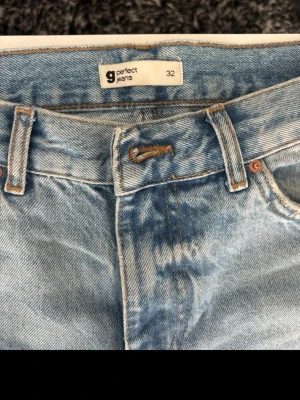 Ljusblå raka jeans från g perfect jeans - Säljer ett par ljusblå jeans från g perfect jeans i rak modell. Jeansen har klassisk femficksdesign, bälteshällor och kontrastsömmar. Perfekta till en avslappnad och trendig look.