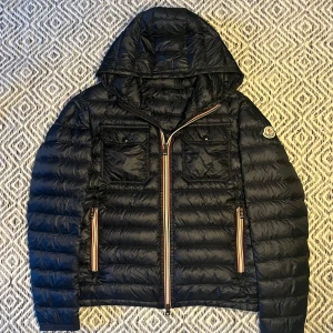 MONCLER DOURET JACKA - Tjena! Säljer nu denna Moncler jacka! | Skick 9/10 | Skada (se bild 3) inget man tänker på vid användning! | Nypris ca 10 000kr | Mitt pris 2900kr! | Postas eller möts upp i Gävle! 
