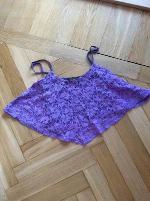 Spetslinne - 💜 Storlek: XS/S 💜 Justerbara axelband 💜 Fodrad framtill (inte genomskinlig över bysten) 💜 Vacker spets med blommönster 💜 Mycket fint skick  Perfekt till jeans, kjol eller linnebyxor, passar både till vardag, festival och sommarkvällar. 🌸