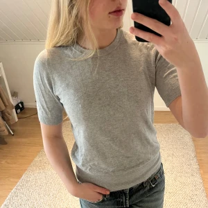 Zara topp🤍 - Grå topp från Zara, väldigt mjukt och lent material🤍