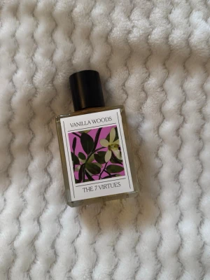 Vanilla Woods parfym The 7 Virtues - Har sprayat 4 gånger  ganska mycket kvar fick den som present luktar väldigt gott men jag föredrar mer blommiga parfymer  
