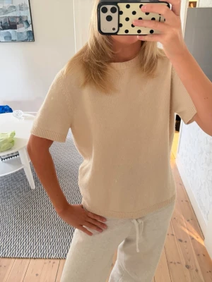 Stickad T-shirt  - Såå fin i nyskick!