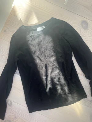 Svart stickad tröja  - en svart stickad tröja från vila i stprlek xs men skulle säga mer S. den är köpt på plick men kanppt använd🫰 har tvättat den men bilden togs innan så därför ser den kanske lite smitsig it men den är i inte det, skriv för frågor!!❤️❤️