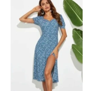 🍒Blå blommig klänning med slits🍒 - 🍒TRUE BLUE 🍒Blommig blå o vit midiklänning med puffärmar och slits. Hjärtformad urringning och dragkedja bak. Kommer i ett tunt 100% bomullstyg utan stretch. Endast använd 2 gånger, så skick som ny.🍒