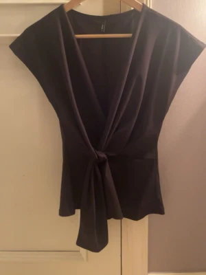 Omlott topp - säljer denna omlott topp från only! Använd enbart 1 gång, nyskick. 