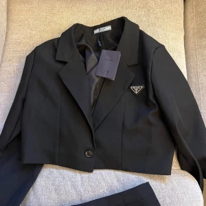 Prada set - Jättefint Prada set, kjol och croppad kavaj. , storlek S