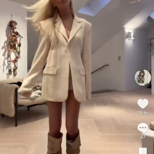 Krämvit figursydd kavaj - Säljer nu min och eran favvo från kollektionen nakd X Victoria Beckham💘 den är heeeelt otrolig<33 har lite sminkfläckar på insidan men ingenting som inte går bort i en kemtvätt eller som syns på utsidan:-) 