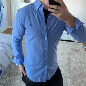 Ralph Lauren skjorta slim fit  - Ralph Lauren | Mycket bra skick | Size - S | Nypris 1600 mitt pris 499 | Hör av dig vid minsta fråga eller fundering📩
