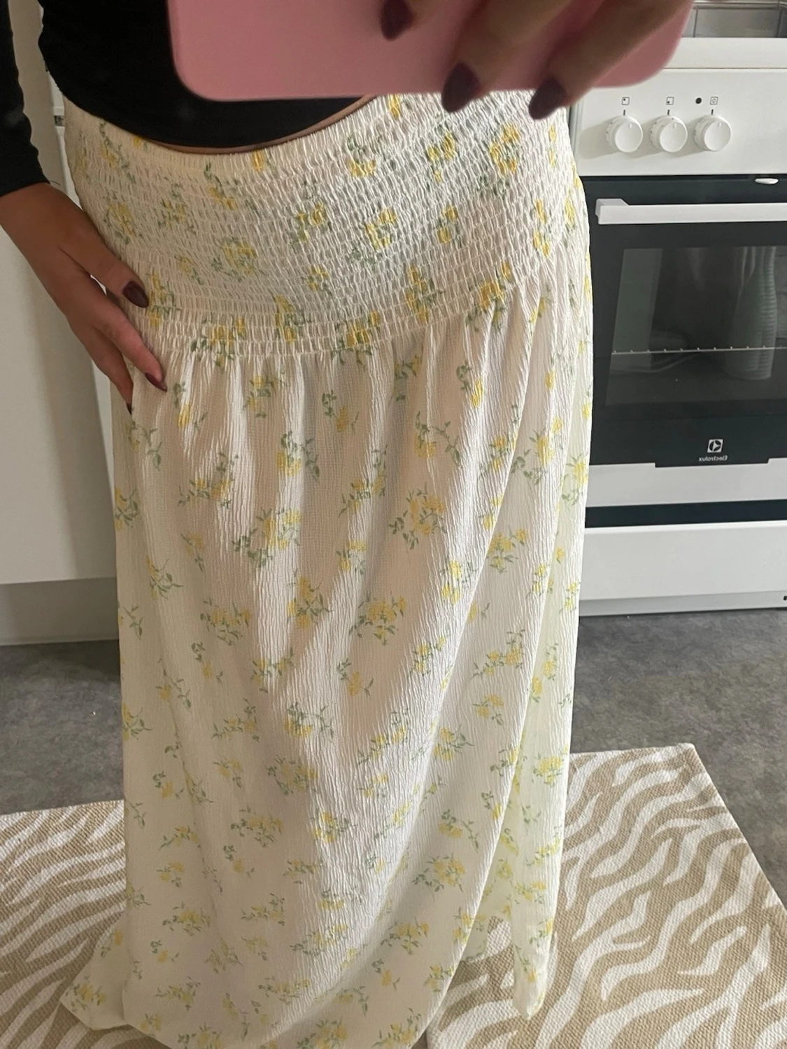 Vit långkjol med blommigt mönster - 1