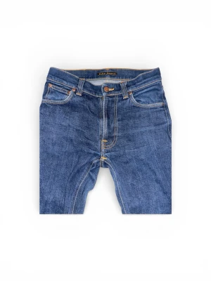 Blå jeans från Nudie Jeans - **Nudie Jeans Co | Slim fit | Stl 27/32**  Ikoniska svenska kvalitetsjeans med det klassiska orangegula sömdetaljerna och kopparnitarna som håller för livets alla äventyr.  Slim fit som sitter perfekt – varken för tight eller för lös. Mycket gott skick, inga defekter.  Nudie är känt för hållbarhet och tidlös stil – och dessa är inget undantag.  **Snappa upp dem innan någon annan gör det. 🔥**