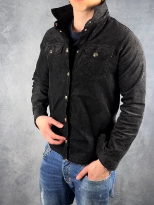 Jacob Cohën Corduroy Overshirt - Skick: 8,5/10, inga defekter. | Ingår: endast overshirten. | Nypris: +- 6000 SEK. | Modellen är 176 och väger 70kg.