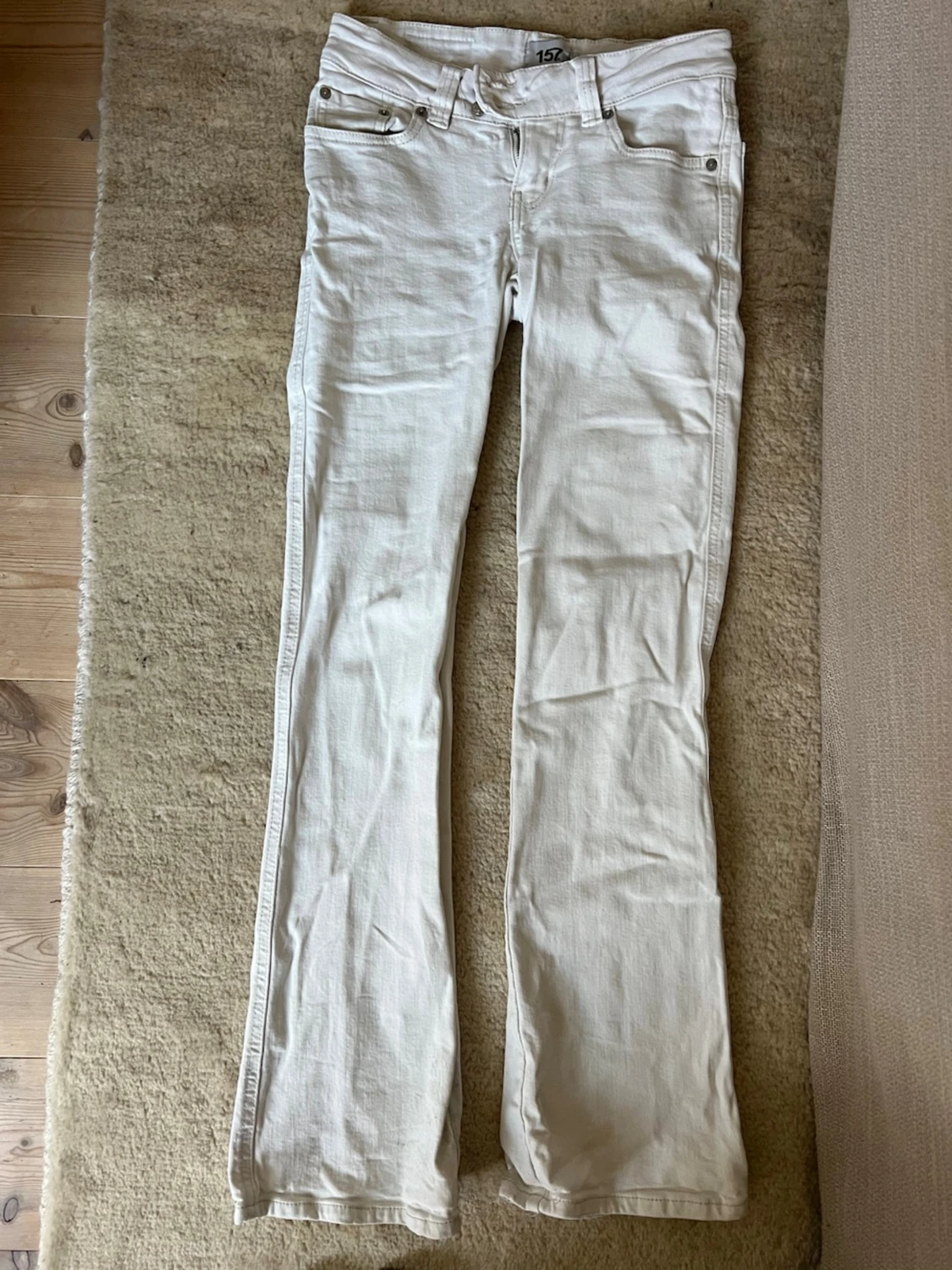 Vita bootcut jeans från 157